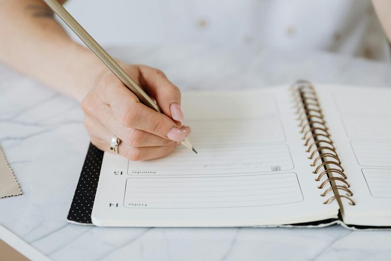 Beginner Guide to Journaling Every Day for a Happier Mind